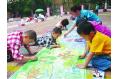 Teachers and Students Drew Pictures Together to Celebrate the Children   s Day
