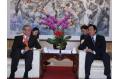 Xia Deren and Li Wancai meet Vice President of Citibank William Rhodes