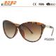 Men and women's fashionable sunglasses ,UV 400 Protection Lens,decorated in the temple