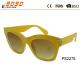 2018 hot sale style plastic sunglasses with UV 400 protection lens ,made of plastic with yellow color